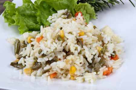 煮熟的米饭与蔬菜