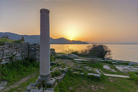 古列和 evraiokastro 考古遗址,希腊萨索斯岛镇上的夕阳照片