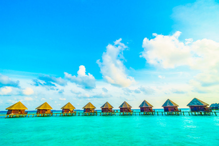 海滩的美丽热带马尔代夫岛屿