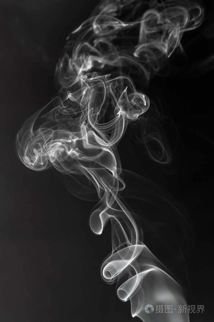 白烟在黑色的背景