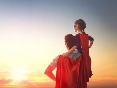 父亲和他的女儿爸爸和他的女儿在外面玩父亲和儿子在房间的窗口可爱的