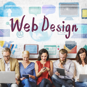 人们坐在一起的设备和 Web 设计