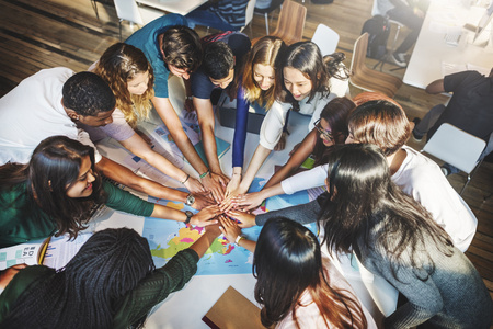 多族裔和快乐的学生在一起照片