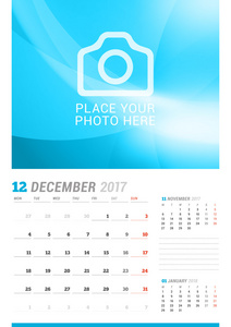2017 年 12 月。墙体为 2017 年的月历。矢量设计打印模板与照片的地方。每周从星期一开始。在页上的 3 个月。计划模板