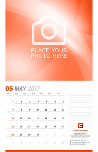 2017 年 5 月。墙体为 2017 年的月历。矢量设计打印模板与照片的地方。周从星期日开始。计划模板。文具设计
