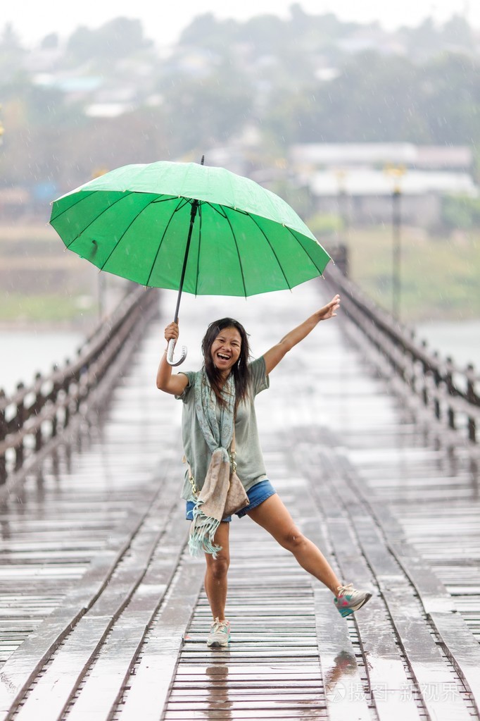 在雨中跳舞