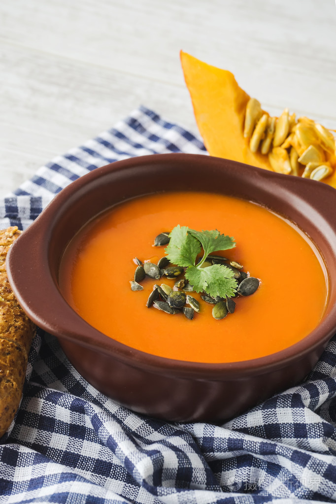 在一张桌子上的南瓜汤