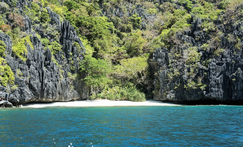 与热带岛屿的美丽海景。全景图。菲律宾