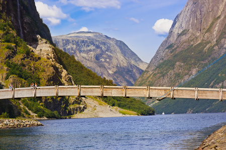 大桥横跨峡湾 sognefjord挪威