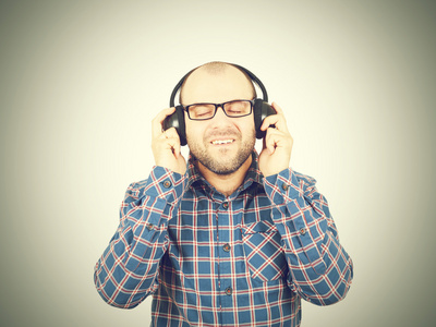 男人在耳机听听音乐和唱歌