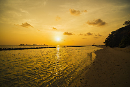 在海滩上美丽的热带夕阳