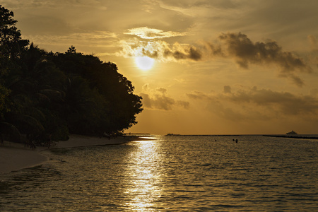 在海滩上美丽的热带夕阳