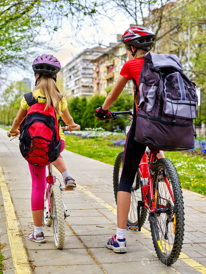 在黄色的自行车道上骑自行车的女孩儿童