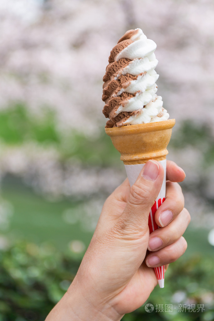 一只手握着冰淇淋软冰淇淋
