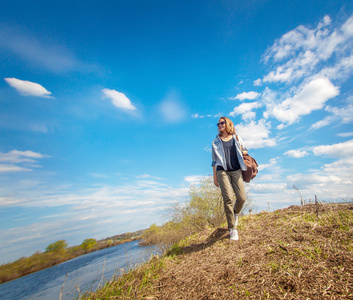美丽的年轻女子走在大自然中,享受生活.汇总照片