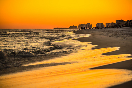 橘黄色的夕阳在墨西哥海湾在佛罗里达州德斯廷