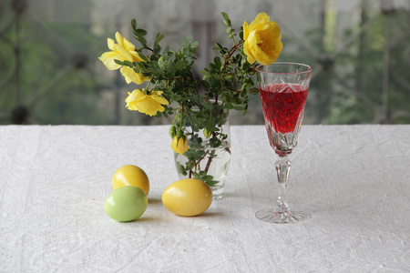 静物与酒 复活节彩蛋和一束玫瑰花