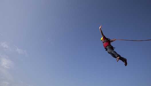从床头柜跳下图片