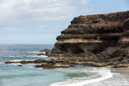 波泼上海滩的 Puertito 德洛斯从上富埃特文图拉的大石头。西班牙加那利岛