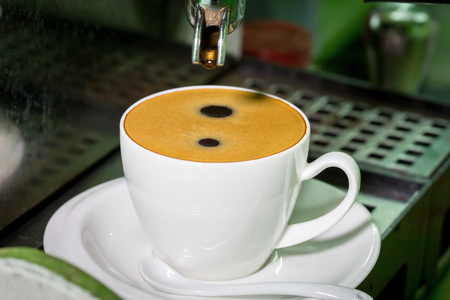 意式咖啡机从浇注的特写镜头。专业咖啡蒲鲁贤慈善