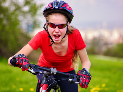 自行车骑自行车戴头盔的女孩