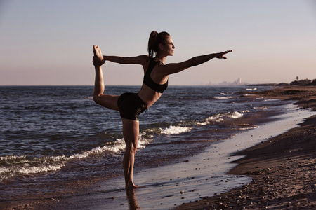 普拉提瑜伽锻炼运动户外海滩上