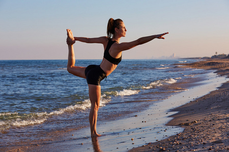 普拉提瑜伽锻炼运动户外海滩上