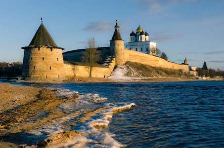 在河岸边的古代城堡。俄罗斯。普斯科夫克里姆林宫。普斯科夫一天时间