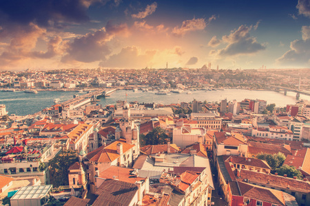 美丽的城市景观。在日落时的伊斯坦布尔视图