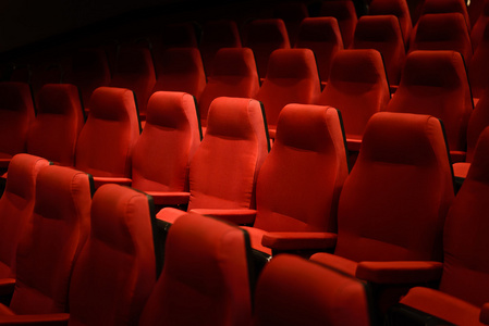 空红影院椅，红色的座椅。暗调