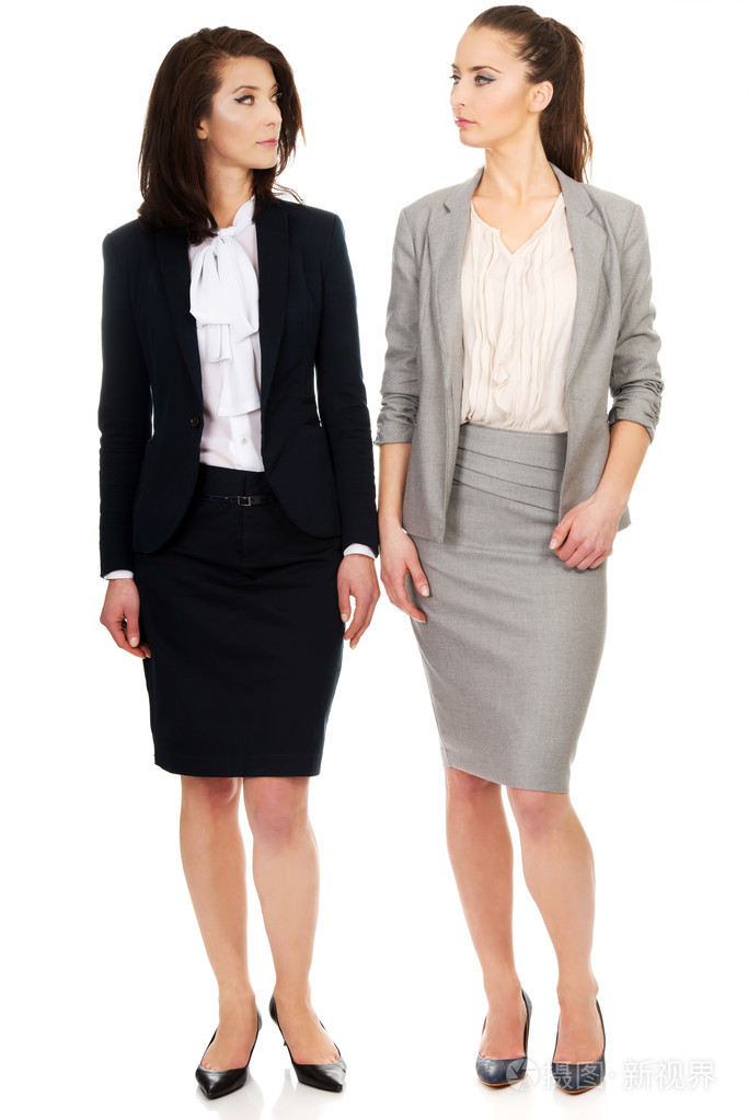 在办公室服装看着对方的两个女人