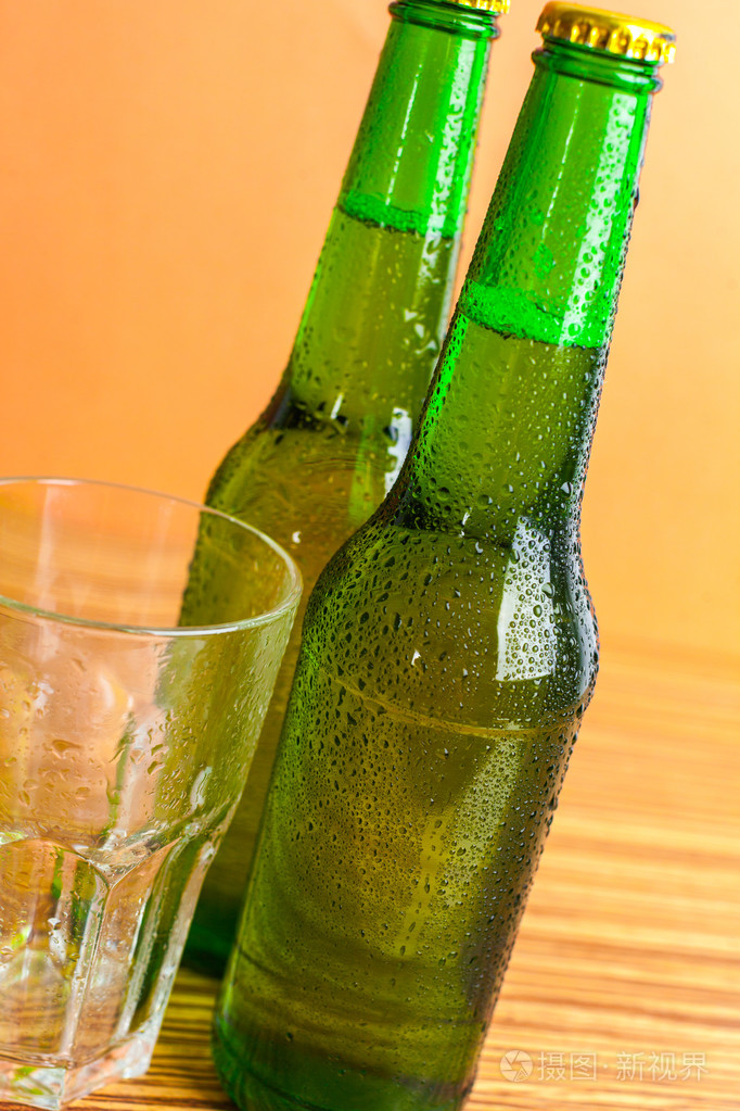 瓶和玻璃与啤酒