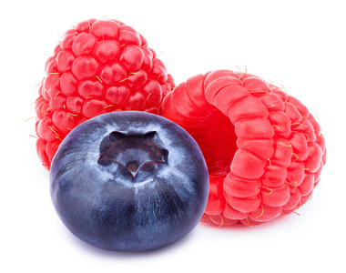 两个覆盆子和孤立的一个蓝莓