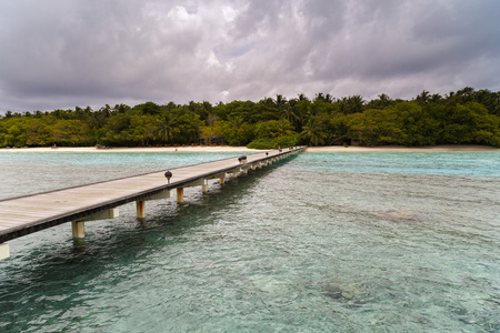 码头到有点热带岛屿旅游目的地的绿松石印度洋，马尔代夫方式