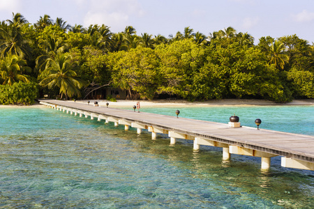 码头到有点热带岛屿旅游目的地的绿松石印度洋，马尔代夫方式
