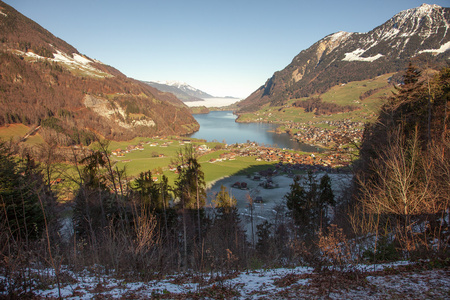 雾上升和 Lungern，瑞士附近山风光迷人