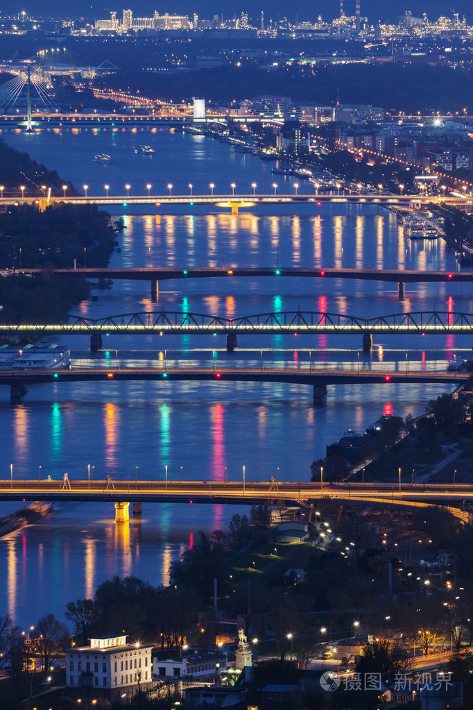 在维也纳多瑙河上的桥梁