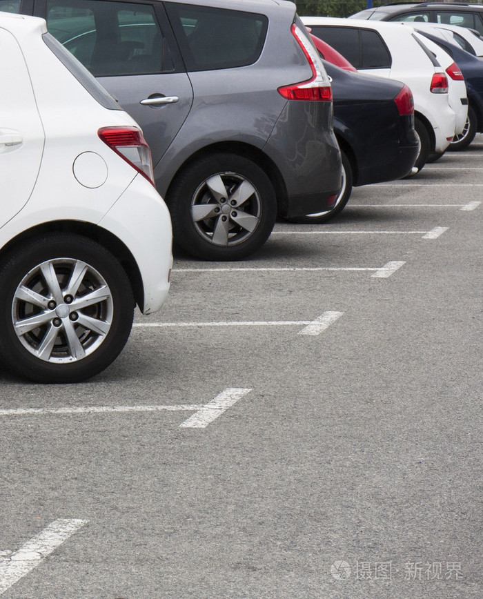 汽车在停车场里行