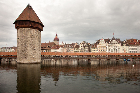 教堂桥梁在 Luzern 卢塞恩, 瑞士