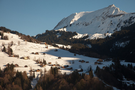 瑞士因特拉肯附近小村庄和山风景