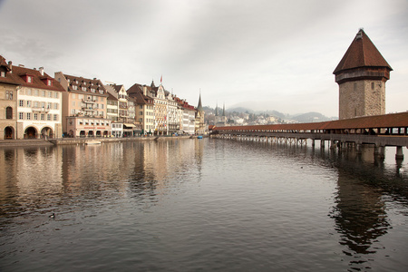 教堂桥梁在 Luzern 卢塞恩, 瑞士