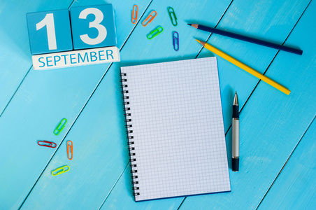 9 月 13 日。9 月 13 日的形象在白色背景上的木制彩色日历。秋季的一天。文本为空的空间