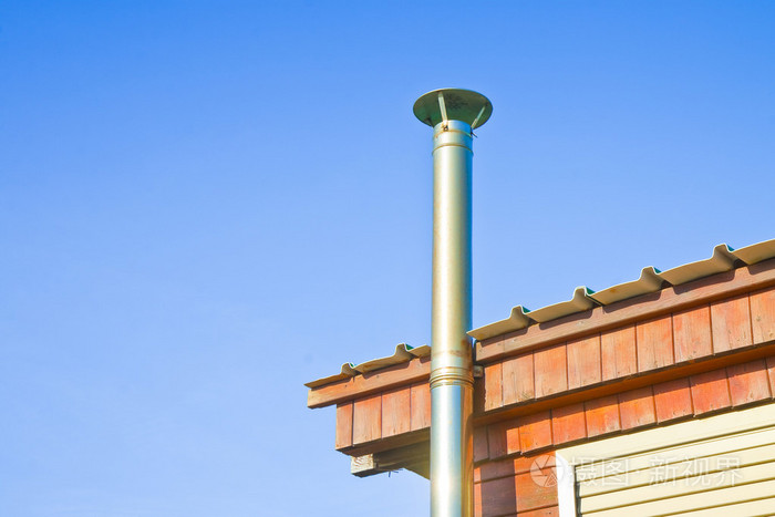 不锈钢烟囱一座木房子的屋顶上