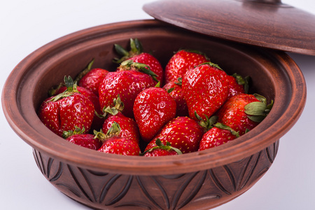 美丽的新鲜草莓，白色的背景上