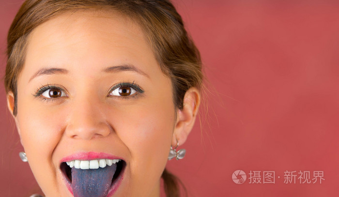 女人得张大了嘴巴传播的舌头染成蓝色与粉红色的背景
