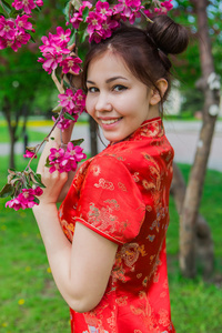 美丽的亚洲女孩，穿着传统的中国红