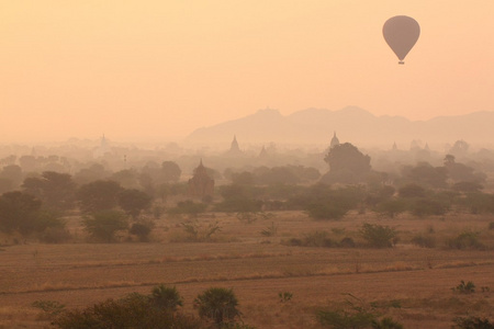 气球在日出时的佛教寺庙。缅甸蒲甘
