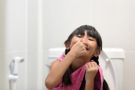 女孩坐马桶图片