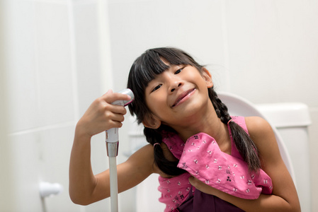 厕所和坐浴盆亚洲女孩坐在马桶上和使用坐浴盆现代设计家坐浴盆喷雾