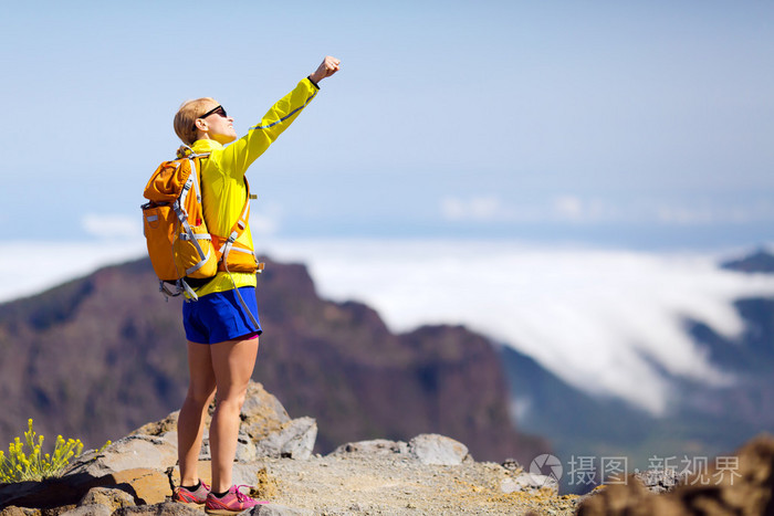 幸福的女人，在山中徒步旅行成功